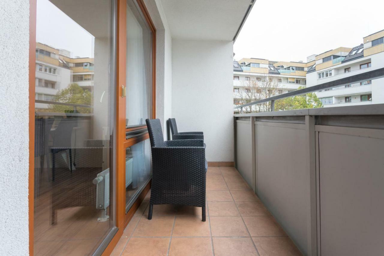 Spacious With Balcony Appartement Wenen Buitenkant foto