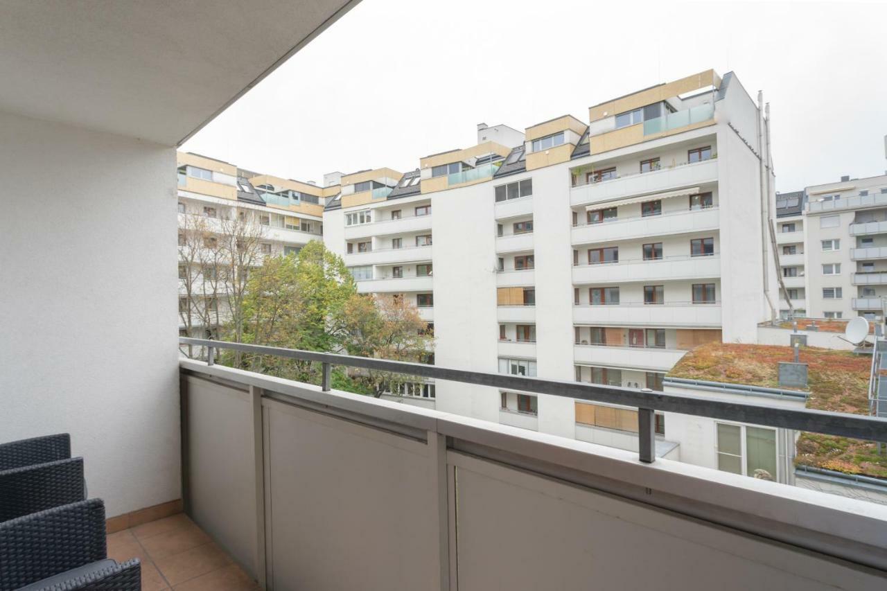 Spacious With Balcony Appartement Wenen Buitenkant foto